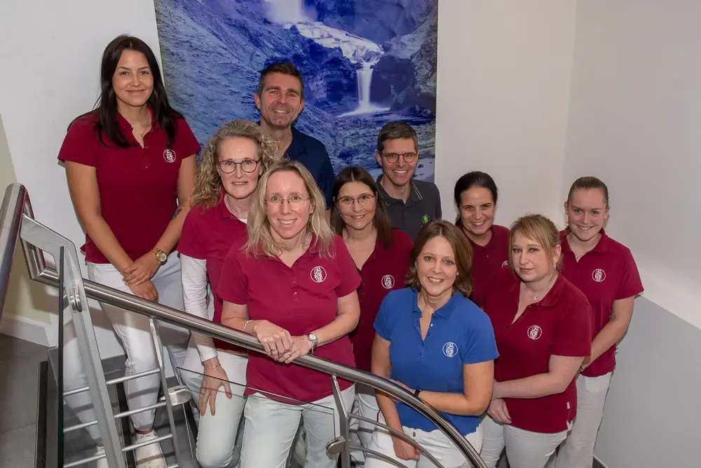 Das Team der Gelenkallee auf der Treppe Das Team der Gelenkallee auf der Treppe